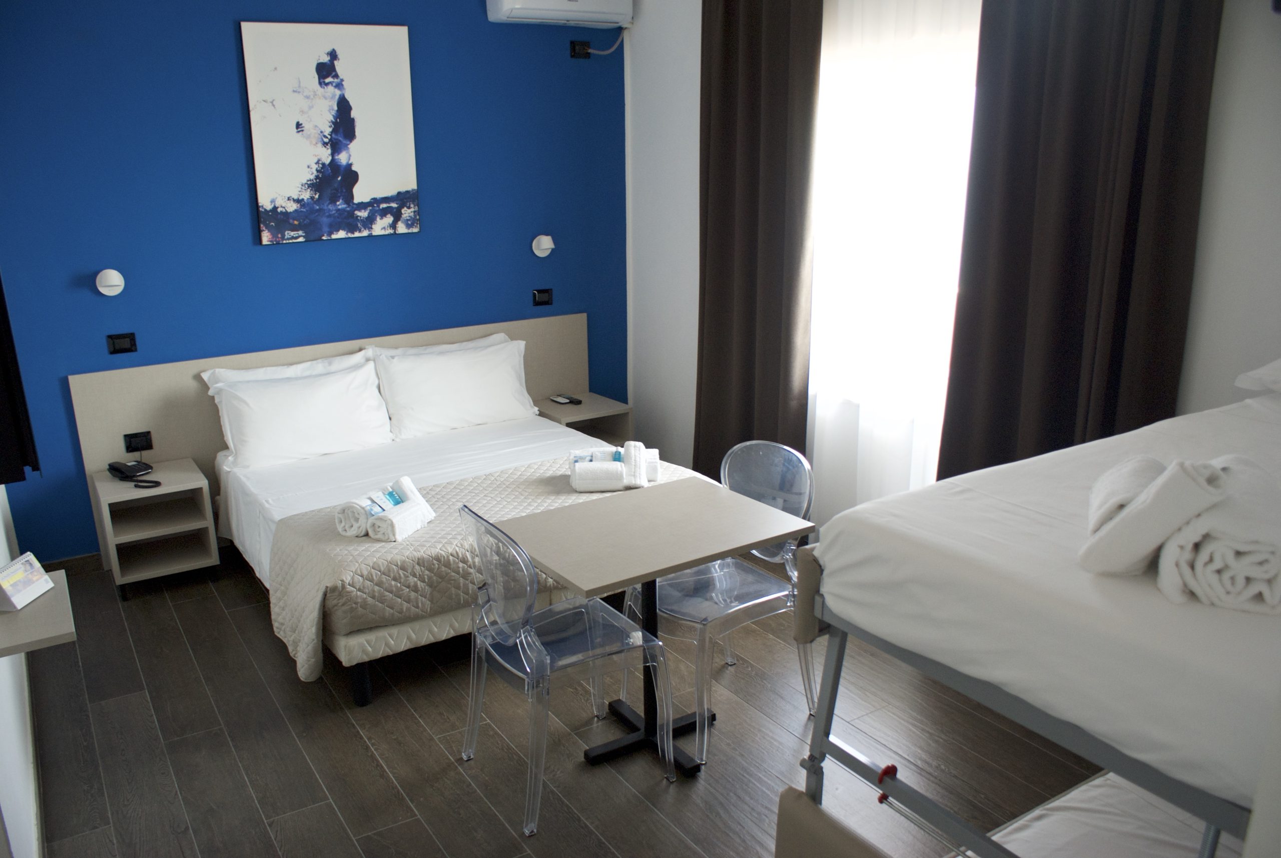 Camera quadrupla vista mare