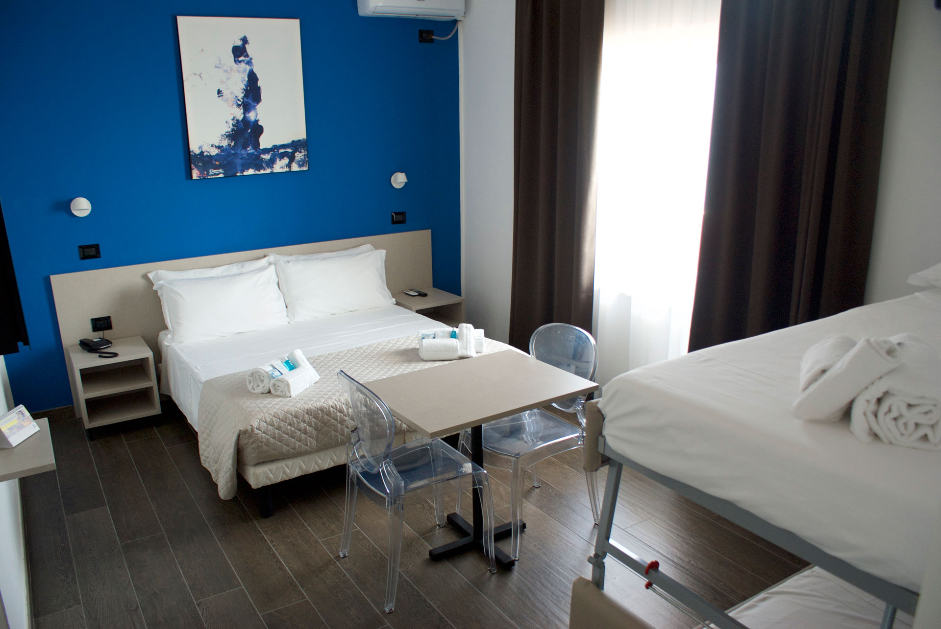 Camera quadrupla vista mare